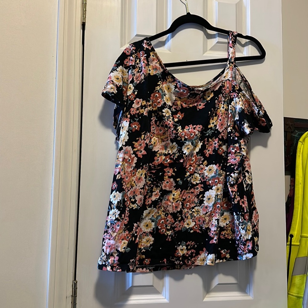 Maurices tee peekaboo shoulder 2X